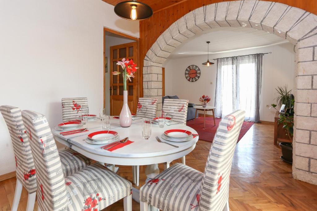 Apartment Mariniva في قشتيلا: غرفة طعام مع طاولة بيضاء وكراسي