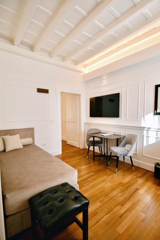 Palazzo Goldoni Condotti Collection - 19