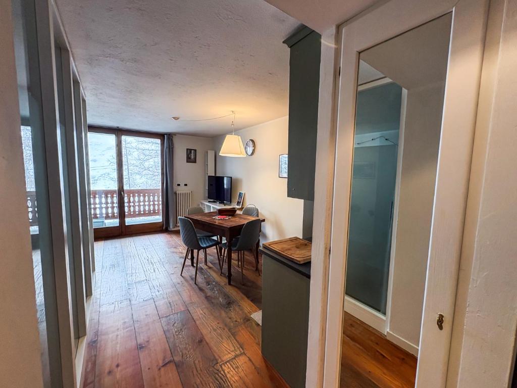 TV a/nebo společenská místnost v ubytování Pila- ski in ski out- appartamento YUMI