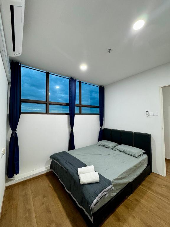 een slaapkamer met een bed en een groot raam bij Make Memories Escape 2BR Summer Mall Kota Samarahan in Kota Samarahan