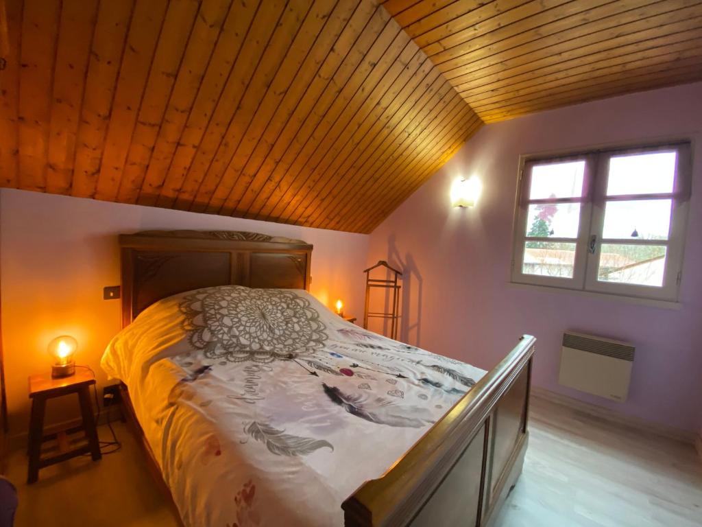 Ένα ή περισσότερα κρεβάτια σε δωμάτιο στο Gite des Compans