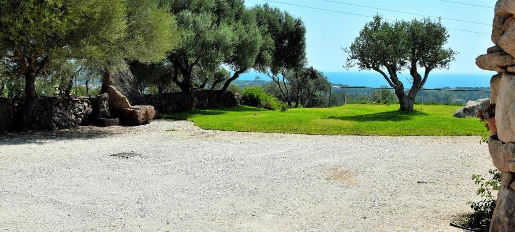 a gravel driveway with trees in the background at Casa La Vela in Cala Liberotto