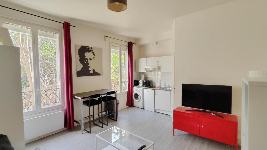 Μια τηλεόραση ή/και κέντρο ψυχαγωγίας στο Comfy Parisian studio!
