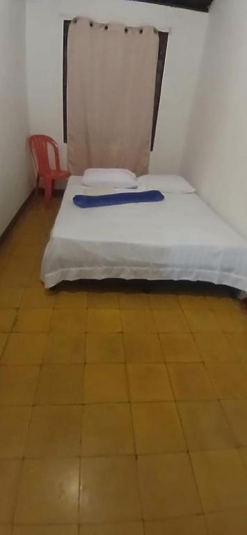 Un dormitorio con una cama blanca y suelo de madera. en Montanha, en San Rafael