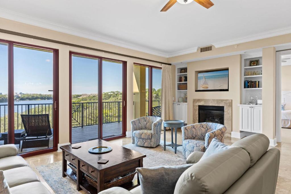 Гостиная зона в Sanctuary by the Sea 2118 by Newman-Dailey