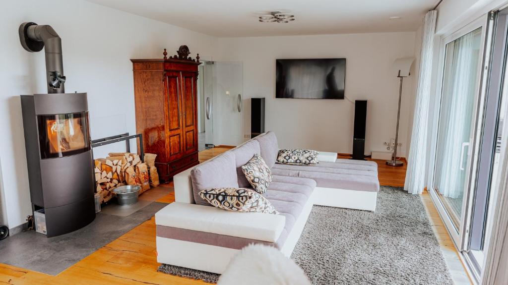 een woonkamer met twee banken en een open haard bij Schöne Relaxunterkunft-barrierefrei in Mössingen