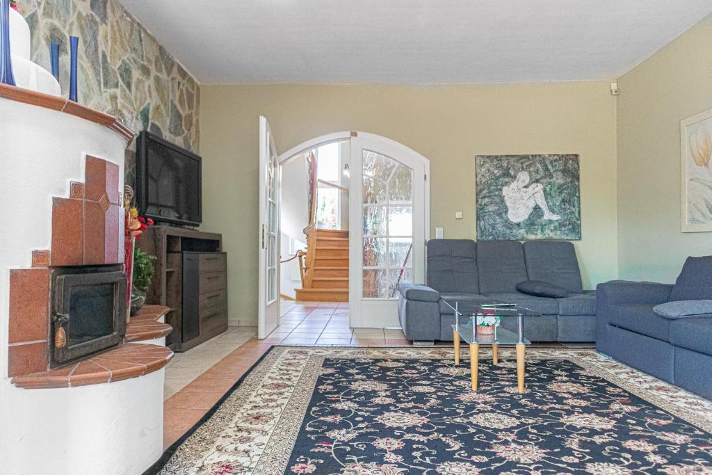 Μια τηλεόραση ή/και κέντρο ψυχαγωγίας στο Great location Exquisite Villa, Free Parking - suitable for 19 persons