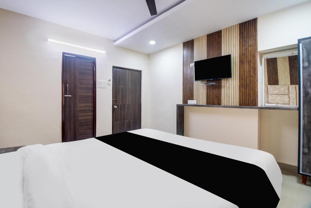 سرير أو أسرّة في غرفة في Hotel O Sai Capital