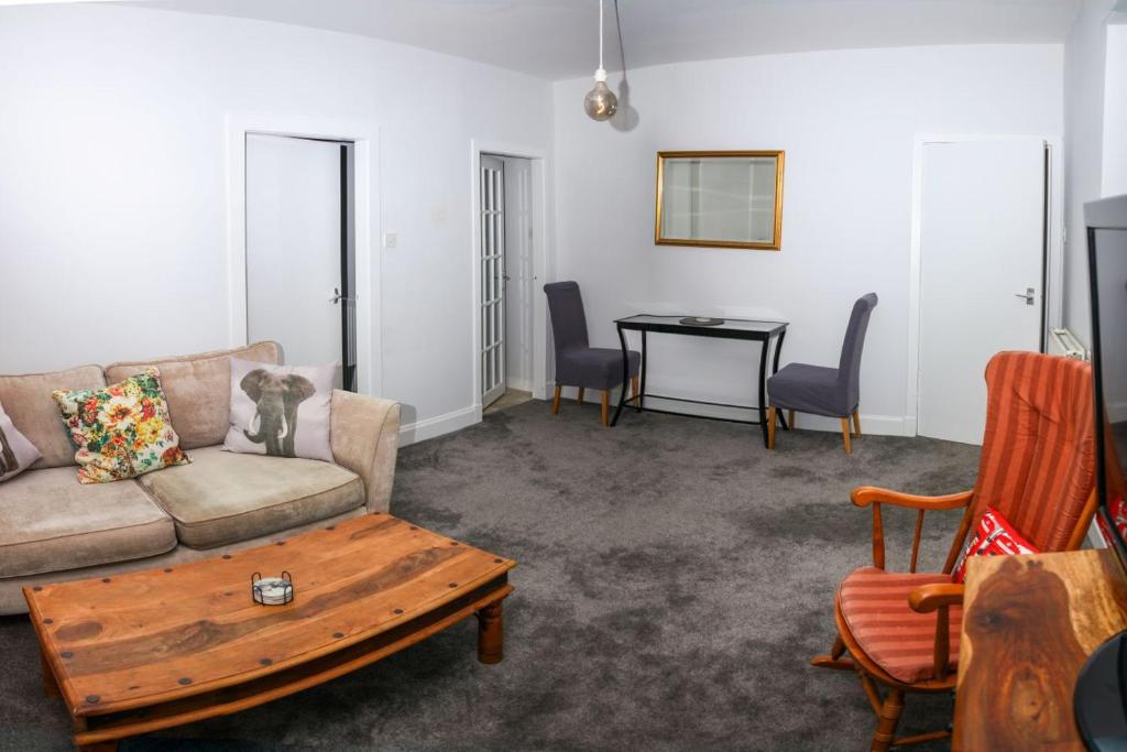 Buccleuch Bliss في هاويك: غرفة معيشة بها أريكة وطاولة