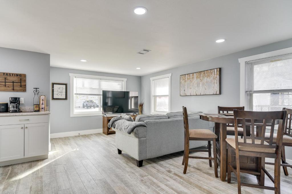 Et tv og/eller underholdning på Walk to Restaurants Home with Yard in Safety Harbor