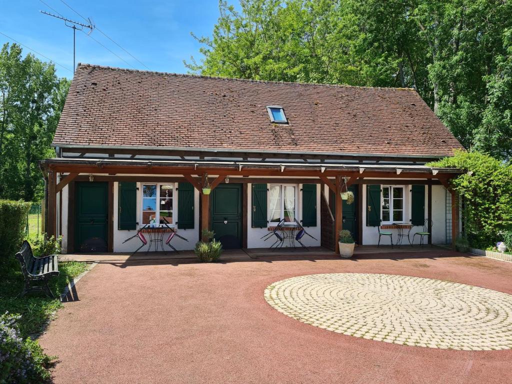 ムン・シュル・ロワールにあるChambre Japonisante, La Bonnerieの前に敷物が敷かれた小さな家