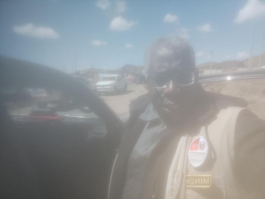 Un hombre con gafas de sol hablando por un teléfono celular en Hotel britania, en Lima