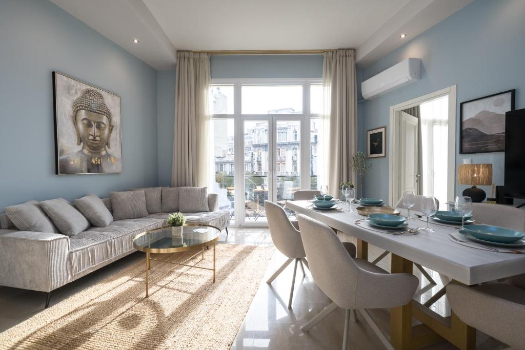 AnT-one Designer Neo-Classical Apartment in Prime Downtown Location - Sleeps 8