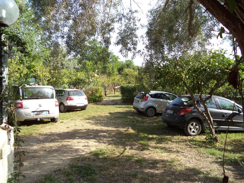 un grupo de coches estacionados estacionados en un patio en Villa Belfronte, en Floridia