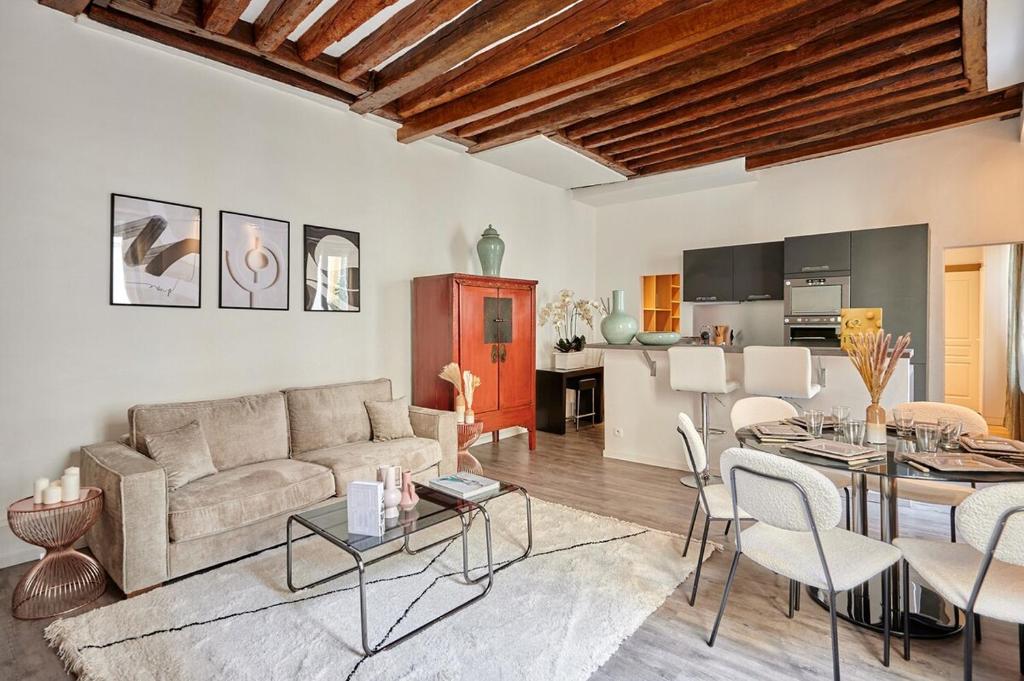 Apartment center of Paris by Studio prestige