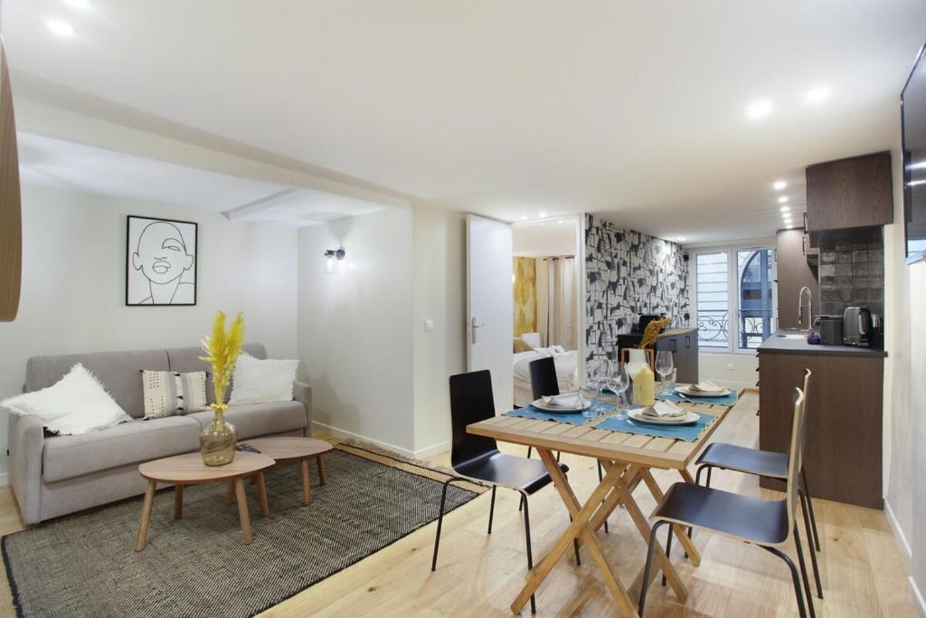 Apartment center of Paris by Studio prestige