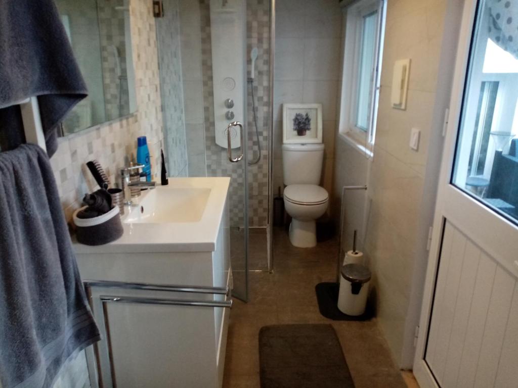 Un baño pequeño con inodoro y lavabo. en Capital, en Almada