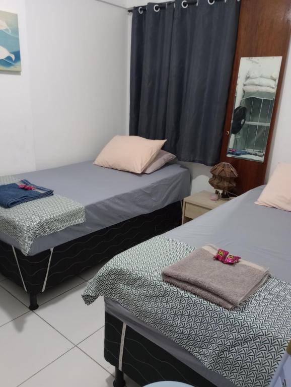 Ένα ή περισσότερα κρεβάτια σε δωμάτιο στο ALUGO QUARTO triplo em CHARMOSO APTO COMPARTILHADO