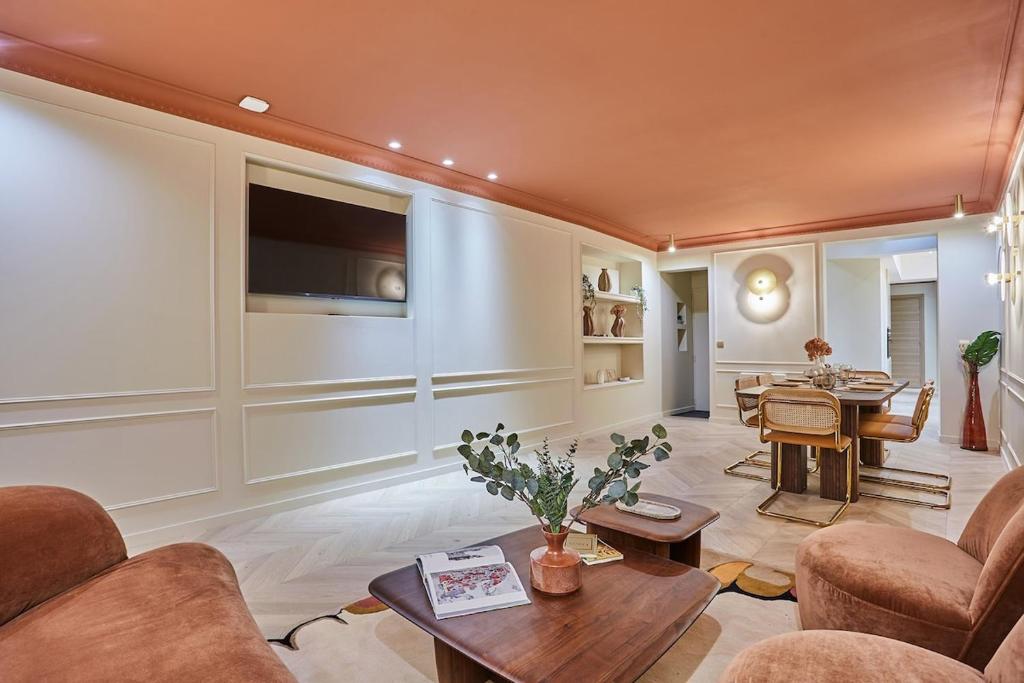 Apartment 3 bedrooms Center of Paris by Studio Prestige