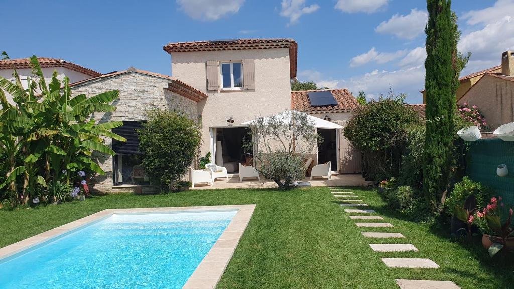 Bazén v ubytování Soa nebo v jeho okolí