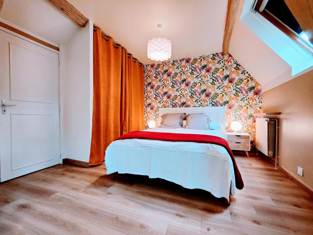 ein Schlafzimmer mit einem Bett mit einer Blumenwand in der Unterkunft Chez Maméta - Séjour à Auxerre in Auxerre