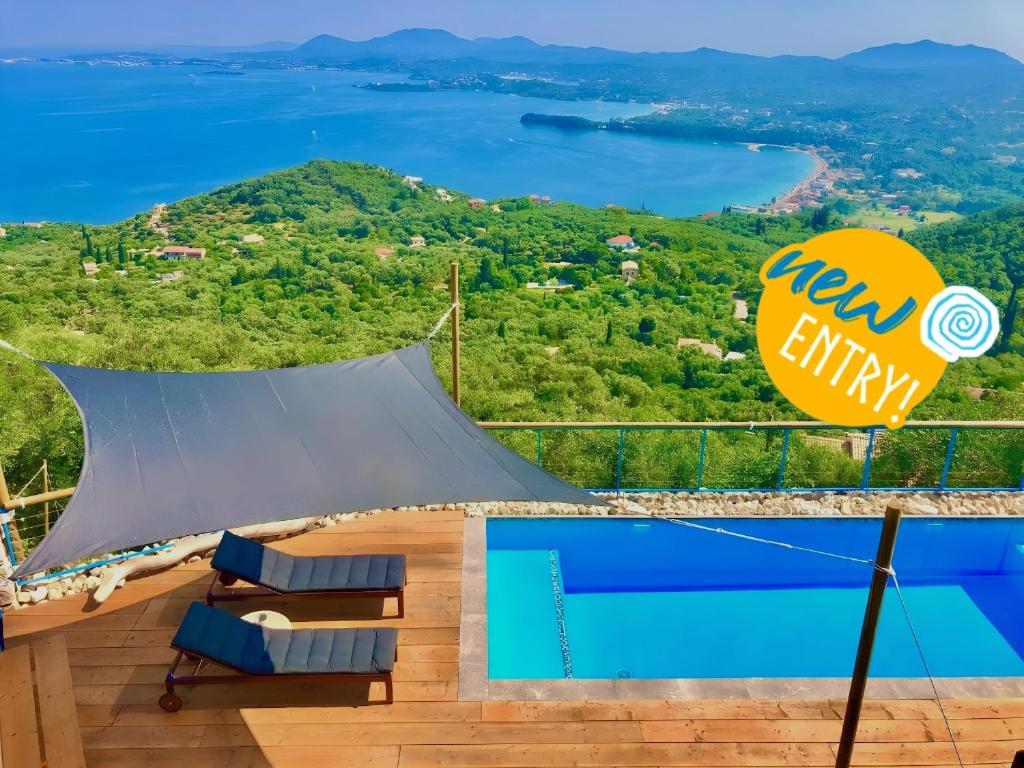 une villa avec vue sur l'eau dans l'établissement Elysian Hill Villa with private pool by DadoVillas, à Spartýlas