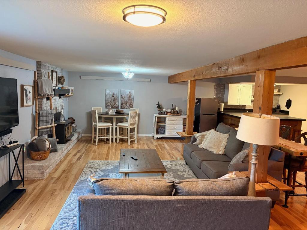 Et tv og/eller underholdning på Pikes Peak Vista House - Extended Monthly Stays