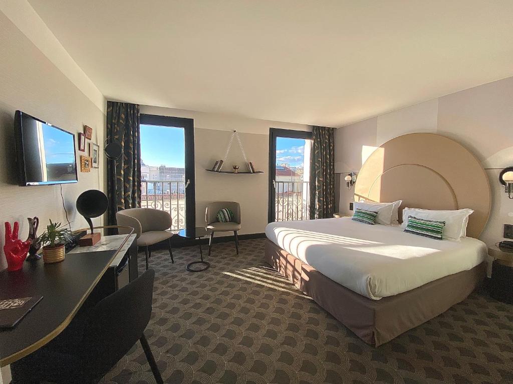 Ένα ή περισσότερα κρεβάτια σε δωμάτιο στο Hôtel Cannes Centre Univers