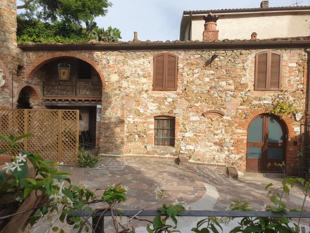 Vacation Home Tuscany Pisa-Lucca 0 في Filettole: منزل حجري قديم مع فناء