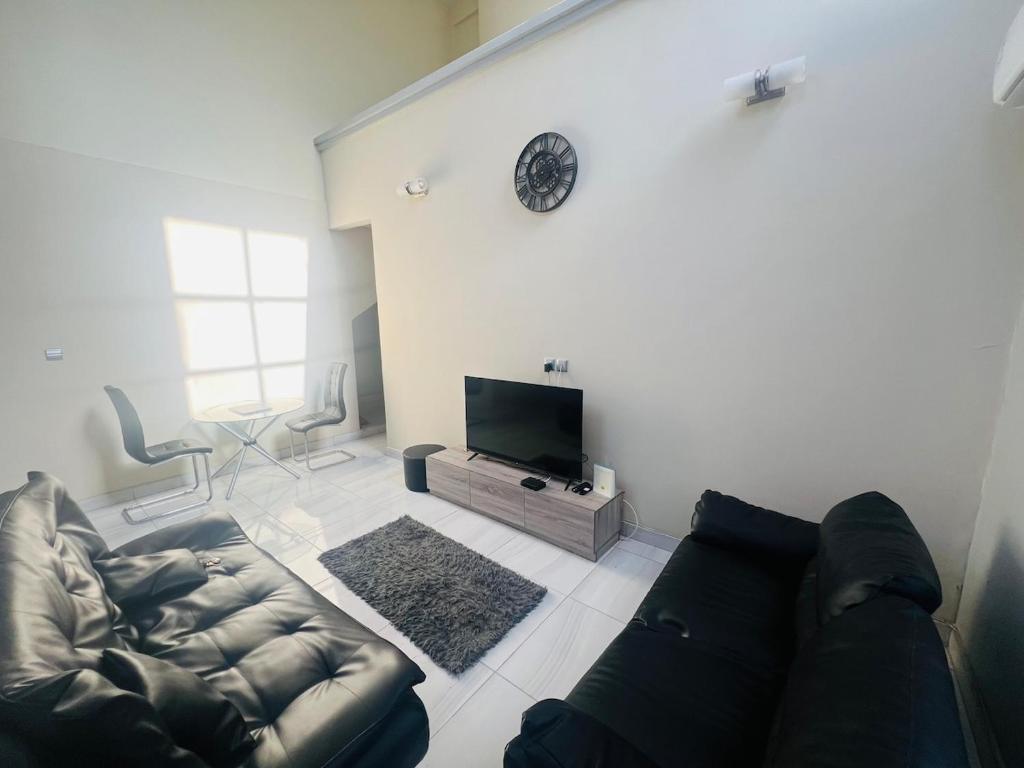 TV a/nebo společenská místnost v ubytování Camp David Apt