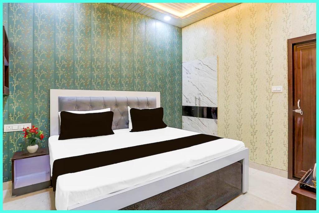Кровать или кровати в номере SS Heritage Palace near Lucknow Juncation # Free Wi-Fi and Room Service Facilities # Fully Air conditioning Premium Room - Best Premium Hotel In Lucknow
