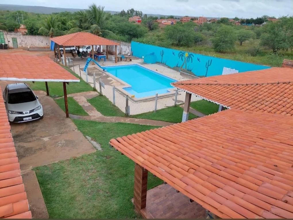 una piccola auto parcheggiata accanto a una piscina di pousada paraíso a Canudos