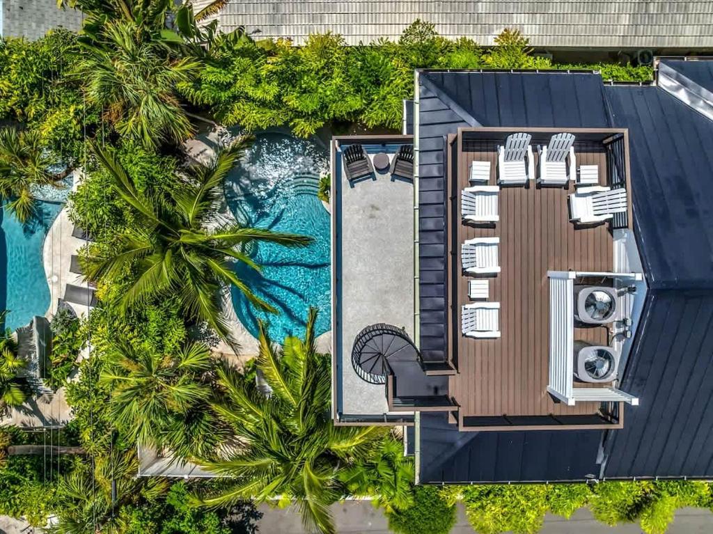 een uitzicht over een resort met een zwembad en palmbomen bij Summer Shores Estate in Bailey Hall