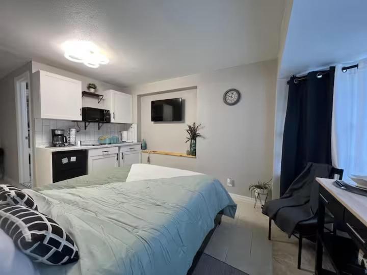 Kuchyň nebo kuchyňský kout v ubytování Perfect Location! All include Tampa Private Suite