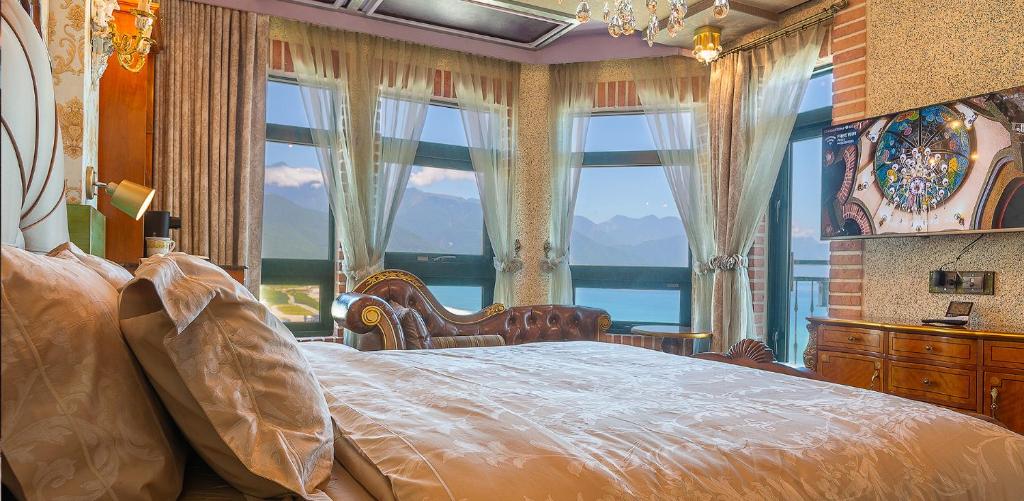 Ένα ή περισσότερα κρεβάτια σε δωμάτιο στο 七星潭水上明月海景旅店