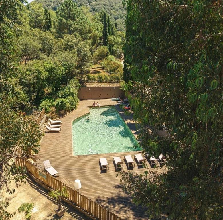 Swimmingpoolen hos eller tæt på Chalet 3 étoiles - Parc aquatique - ccbcbfb