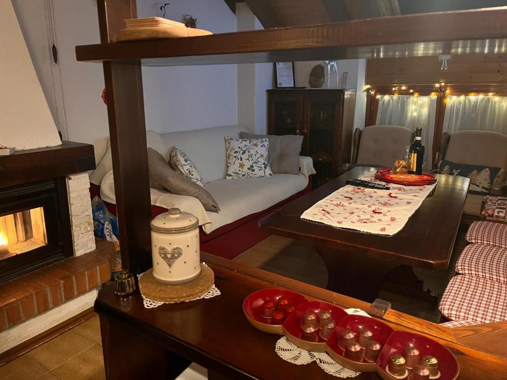 La casa del Cucù al Ravascletto, 900mt from cable car في رافاسكليتو: غرفة معيشة بها أريكة وطاولة