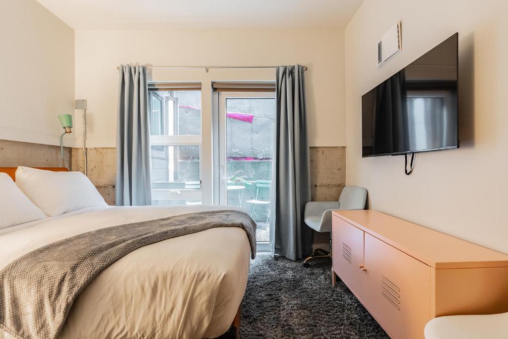 Ένα ή περισσότερα κρεβάτια σε δωμάτιο στο Downtown Edge-Stylish Studio Near Hospitals & Downtown