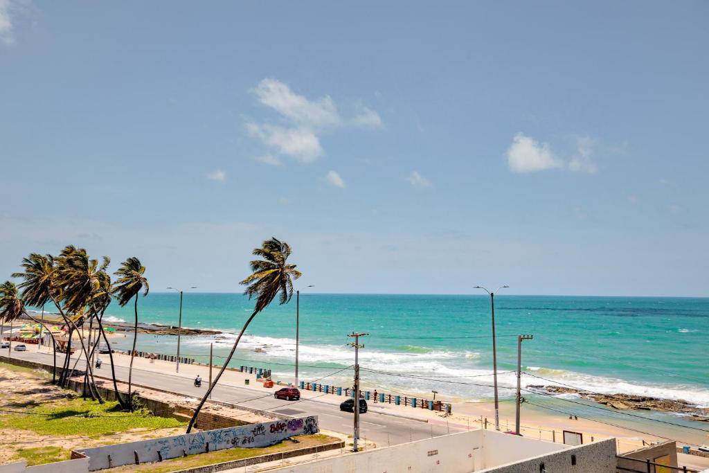 ナタールにあるAtrios Beach Hotelのヤシの木と海のあるビーチの景色