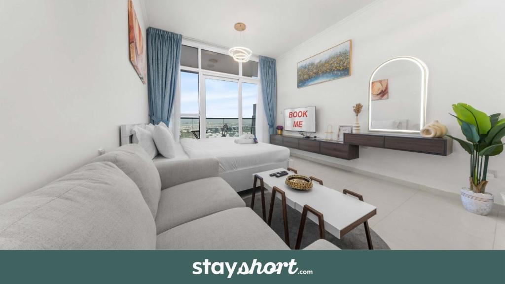 Posezení v ubytování StayShort - Studio in Damac Hills Sleeps 2 with Balcony
