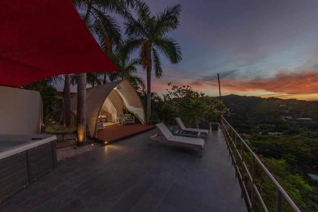 Η ανατολή ή δύση του ηλίου όπως φαίνεται από οργανωμένο κάμπινγκ ή από εκεί κοντά