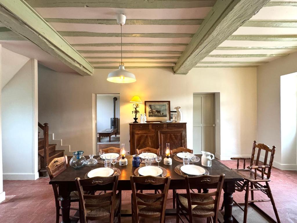 Φωτογραφία από το άλμπουμ του La Ferme du Château de Grisy - Piscine - Calme - Jeux σε Vendeuvre