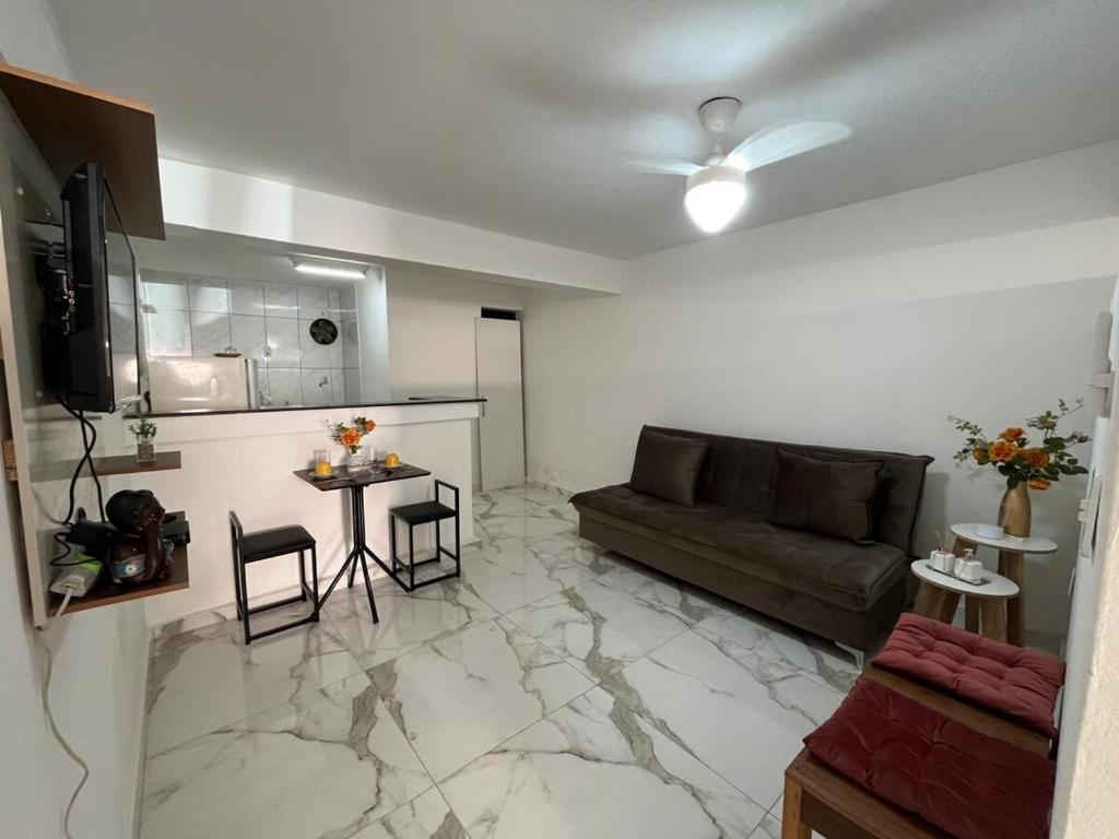 een woonkamer met een bank en een tafel bij Recanto do Vale in Diamantina