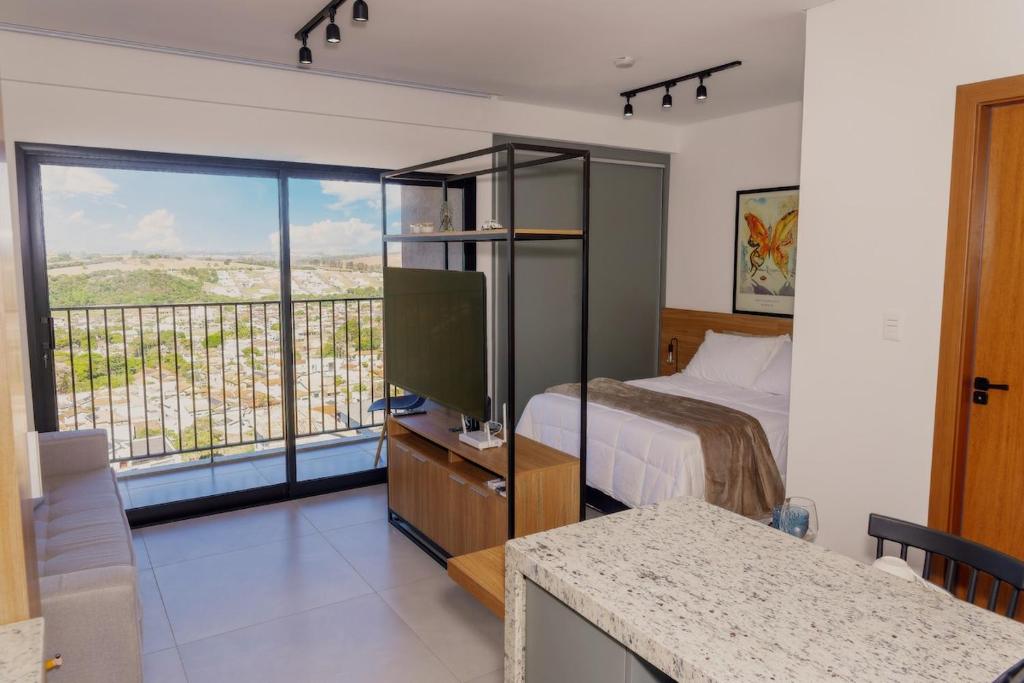 En balkon eller terrasse på Studio completo c piscina, Wi-Fi e boa localização