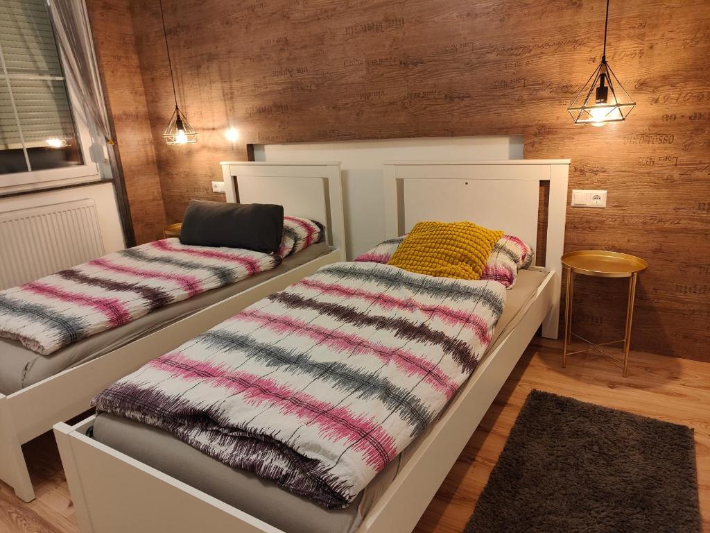 Ένα ή περισσότερα κρεβάτια σε δωμάτιο στο Ferienwohnung Waldblick, nahe Jennersdorf und Therme