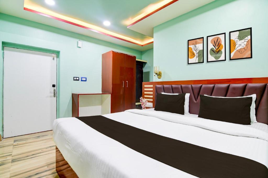 Un dormitorio con una cama grande en una habitación. en Hotel O GALAXY, en Jagatpur