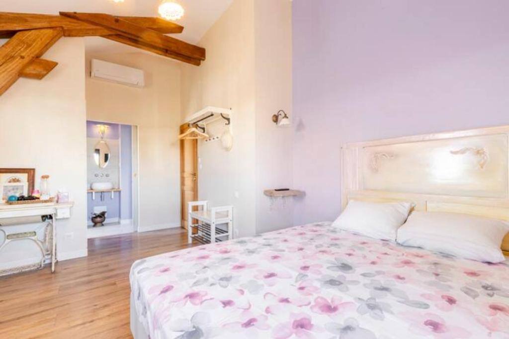 Travel Proud Domaine des Jammetous - Hotel and Yoga Retreat Center - Camera Tripla Comfort
