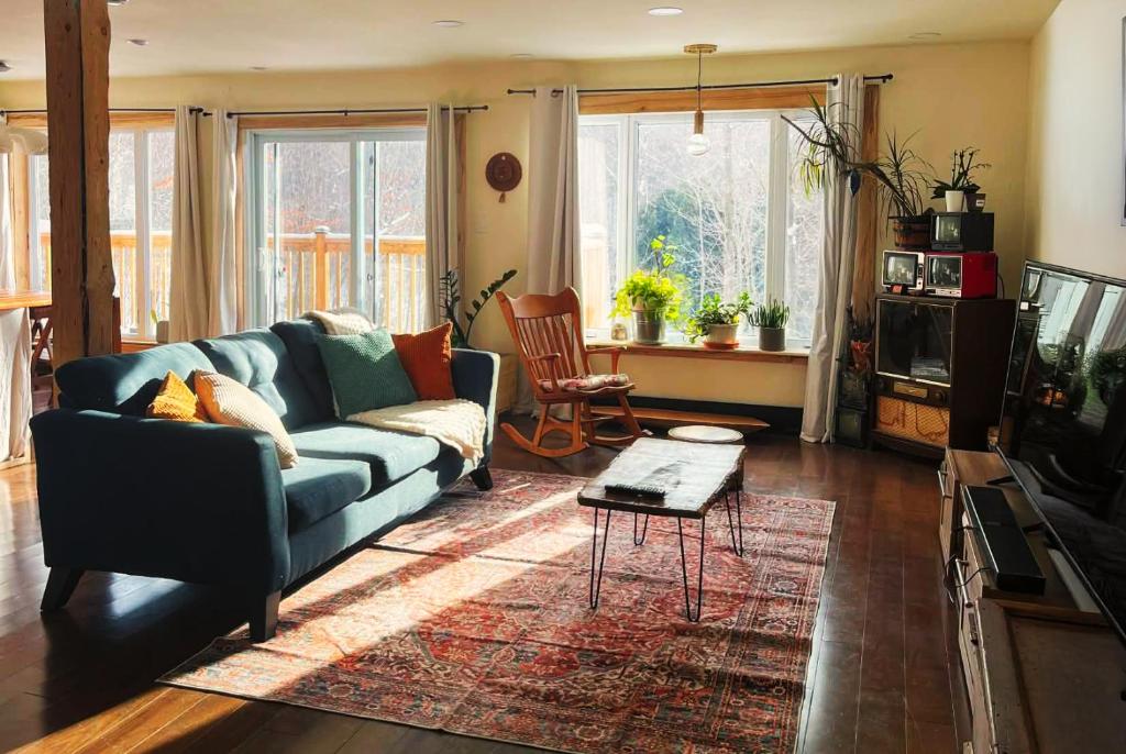 Χώρος καθιστικού στο Lakefront Chalet - 3-BR Near Montréal