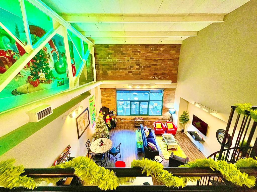 Гостиная зона в Festive Grinchmas Getaway Downtown At The Loft!
