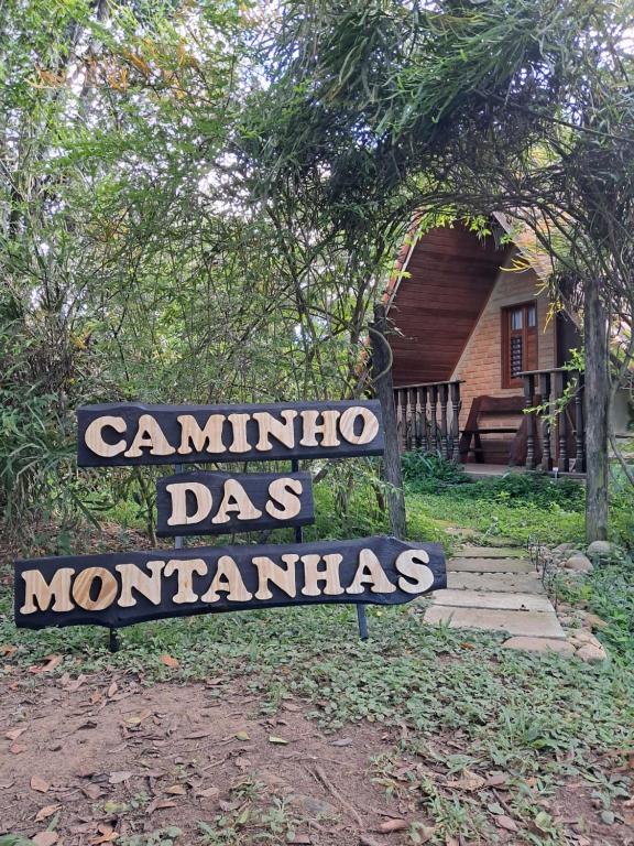caminho das montanhas chalé في ايتانهاندو: علامة مكتوب عليها آثار كامباهودس أمام منزل